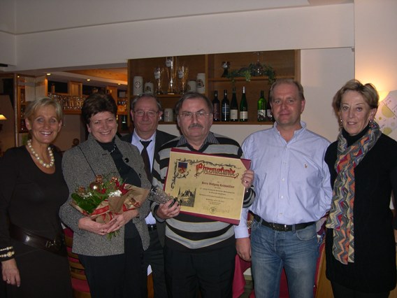 LAbg. Bgm. Sonja Ottenbacher, Herta Reichssöllner, Dechant Pater Paul, OL Wolfgang Reichssöllner, Vizebgm. Cornel Knapp, Direktorin VS Renate Altenberger